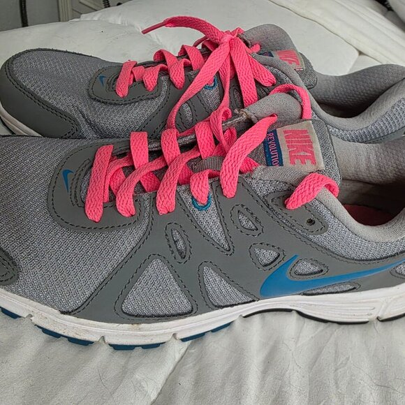 Nike Women’s Revolution 2 Athletic Shoes Size 9 Gray with Pink Laces - Picture 2 of 10